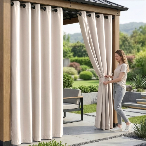 Kobieta na tarasie pod drewnianą pergolą upinająca wodoodporne jasnobeżowe zasłony ogrodowe na przelotkach