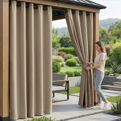 Kobieta na tarasie pod drewnianą pergolą upinająca wodoodporne ciemnobeżowe zasłony ogrodowe na przelotkach