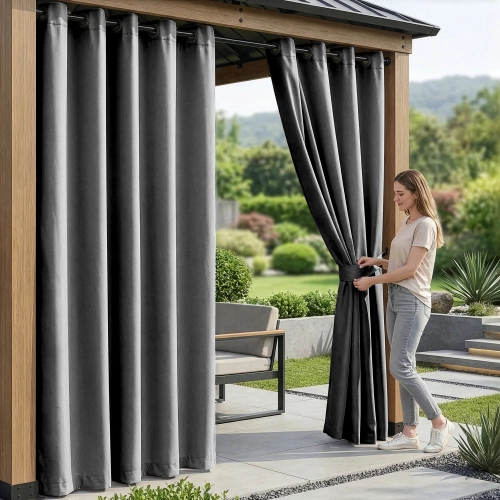 Kobieta na tarasie pod nowoczesną pergolą upinająca wodoodporne ciemnoszare zasłony ogrodowe na przelotkach