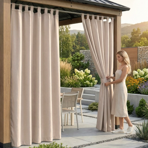 Kobieta na tarasie pod drewnianą pergolą upinająca wodoodporną, beżową zasłonę ogrodową na szelkach