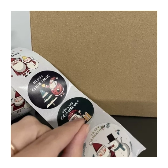 Zbliżenie na fragment rolki, pokazujące różnorodność 8 świątecznych wzorów i tekst 