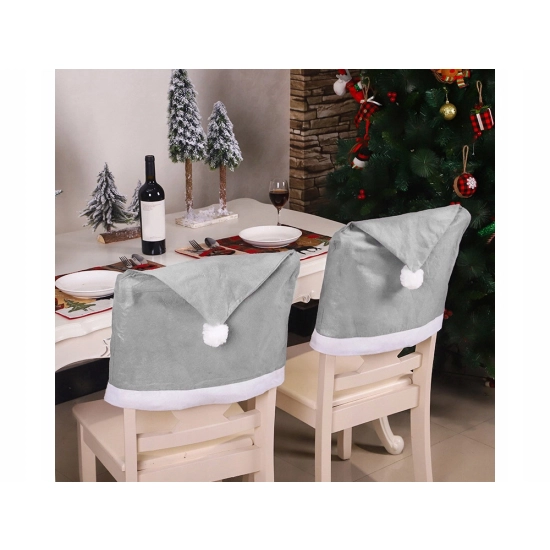 Szary pokrowiec Czapka Mikołaja nałożony na oparcie krzesła w jadalni, tworzący świąteczną dekorację stołu.