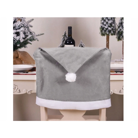 Szary pokrowiec Czapka Mikołaja nałożony na oparcie krzesła w jadalni, tworzący świąteczną dekorację stołu.