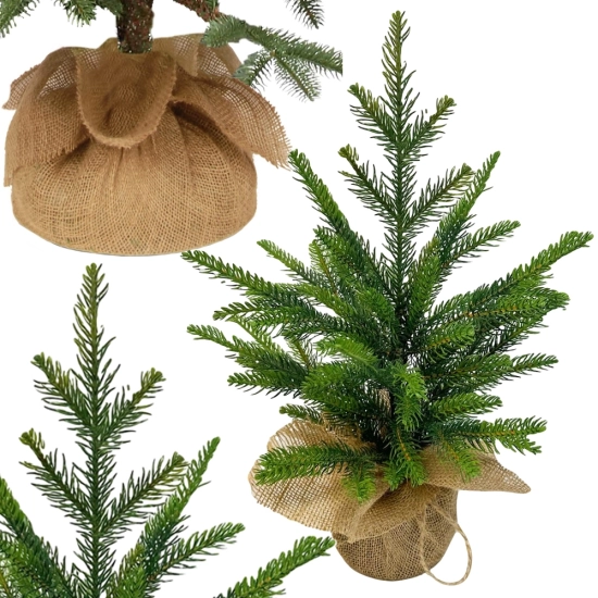 Mała sztuczna choinka 50 cm, gęsta, w naturalnym zielonym kolorze, stojąca na białym tle.