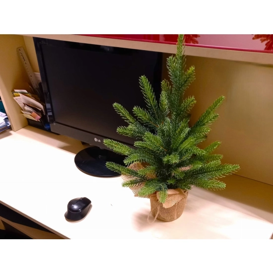 Mała choinka 50 cm ustawiona na biurku