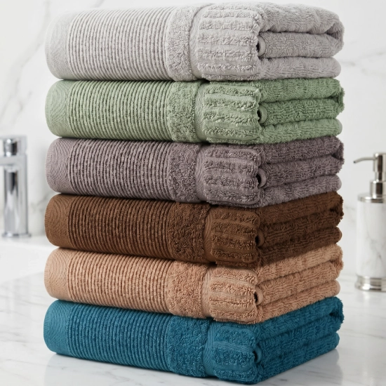 Złożony zestaw 6 ręczników kąpielowych bawełnianych ARIA w prążki na jasnym marmurowym blacie