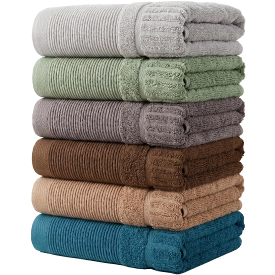 Komplet 6 kolorowych ręczników bawełnianych ARIA w prążki ułożonych w stos na białym tle.