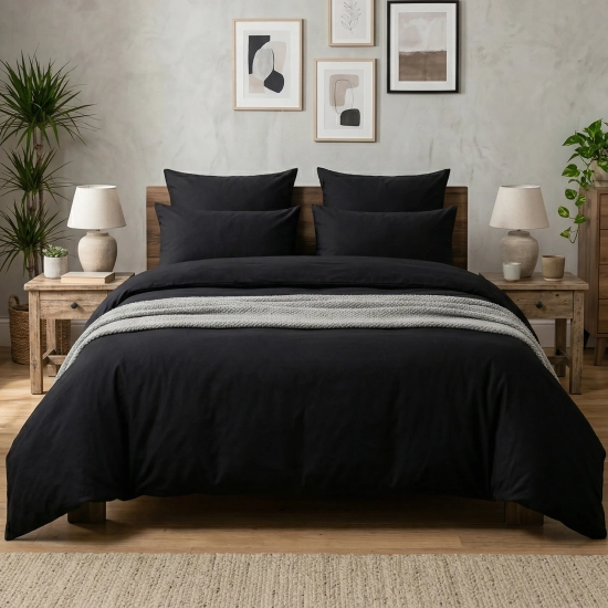 Bawełniana pościel w kolorze głębokiej czerni na dwuosobowym łóżku