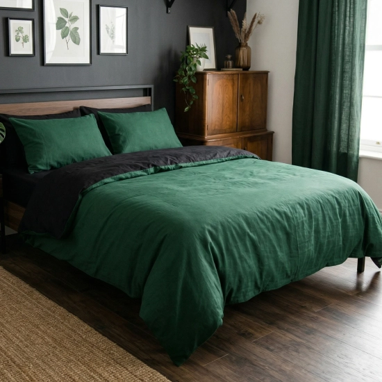 Kompleksowy widok na łóżko z ekskluzywną, dwustronną pościelą bawełnianą premium od J&W Leśna Noc.