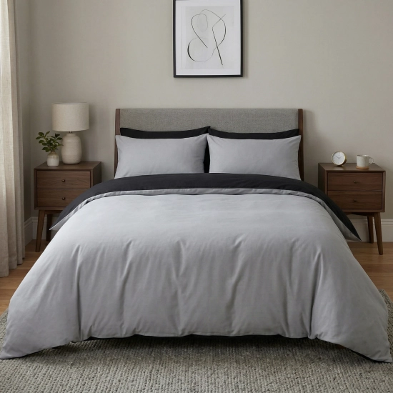 Dwustronny komplet pościeli bawełnianej premium J&W Stalowa Noc w eleganckiej, nowoczesnej sypialni.