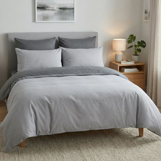Dwustronny komplet pościeli bawełnianej premium J&W Grafitowa Mgła w eleganckiej, jasnej sypialni.