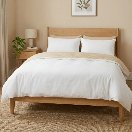 Dwustronny komplet pościeli bawełnianej premium J&W Ciepły Piasek w jasnej sypialni.