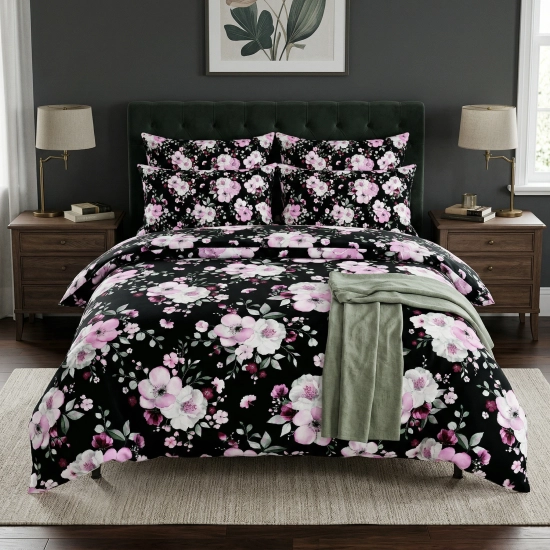 Elegancka sypialnia z dwuosobowym łóżkiem zaścielonym pościelą J&W w wyrazisty, malarski wzór Nocny Ogród (różowe kwiaty na czarnym tle).