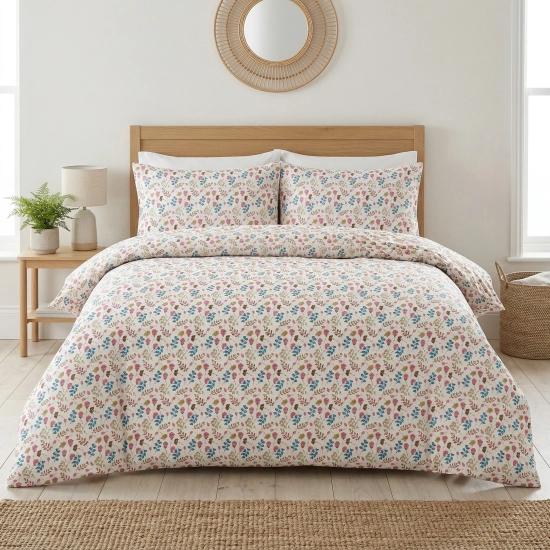 asna, przytulna sypialnia z dwuosobowym łóżkiem zaścielonym pościelą J&W w sielski wzór Łąkowa Delikatność.