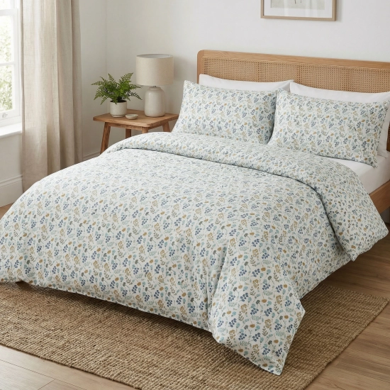 Jasna, przytulna sypialnia z dwuosobowym łóżkiem zaścielonym pościelą J&W w sielski wzór Błękitna Polana.