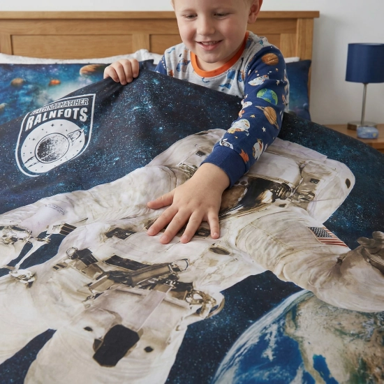 Zbliżenie na dłonie dotykające miękkiej, grubej bawełny premium; wyraźnie widoczne detale stroju astronauty