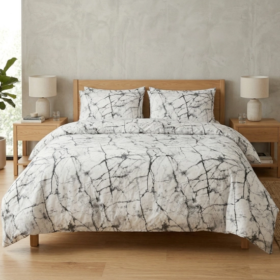 Elegancka sypialnia z jasnymi ścianami i łóżkiem ubranym w mocno kontrastową pościel 