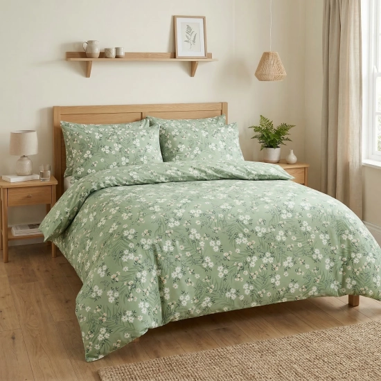 Bawełniana pościel w szałwiowe liście paproci i drobne kwiaty na łóżku