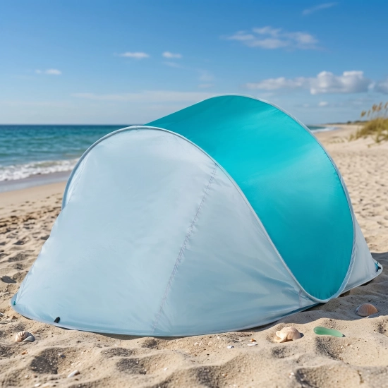 Tył niebieskiego parawanu plażowego POP-UP CHILLAX chroniącego przed słońcem na plaży.