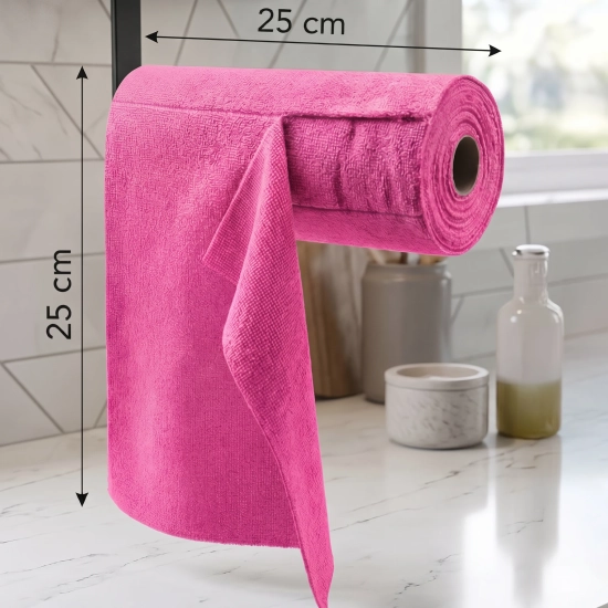 Różowa rolka ściereczek z mikrofibry zawieszona na czarnym uchwycie ściennym z zaznaczonymi wymiarami listka 25x25 cm