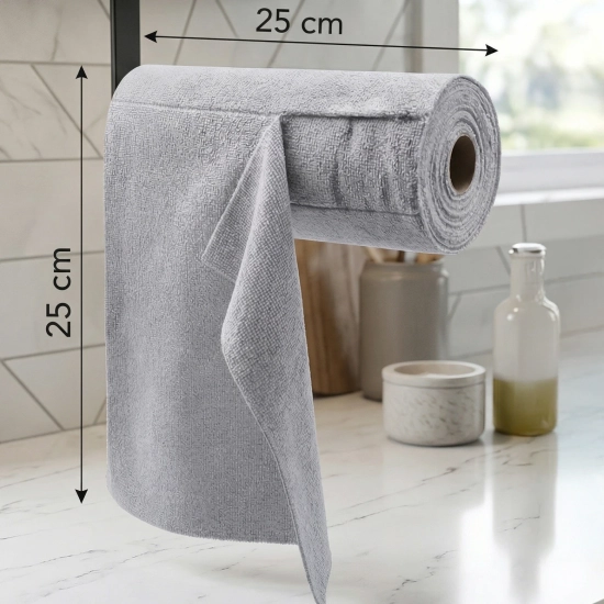 Rolka szarych ściereczek z mikrofibry zawieszona poziomo na czarnym stojaku kuchennym. Na zdjęciu widoczne czarne strzałki i wymiary: 25 cm szerokości rolki oraz 25 cm długości