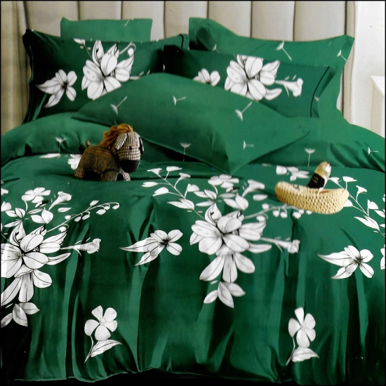 Komplet pościeli flanelowej w białe kwiaty na tle butelkowej zieleni na łóżku