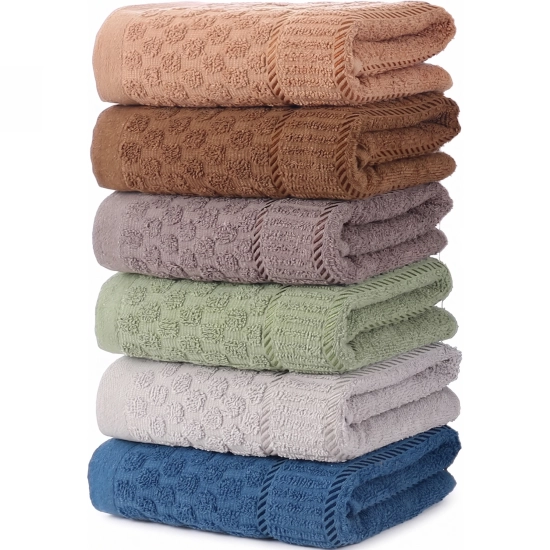 Komplet sześciu bawełnianych ręczników Fresco ułożonych w stos na białym tle, prezentujący pełną paletę barw ziemi