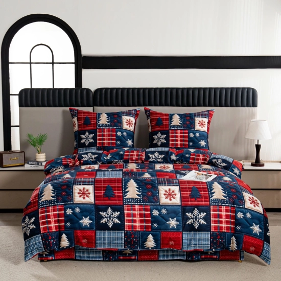 Aranżacja łóżka małżeńskiego z pościelą w świąteczny patchwork na tle jasnej sypialni