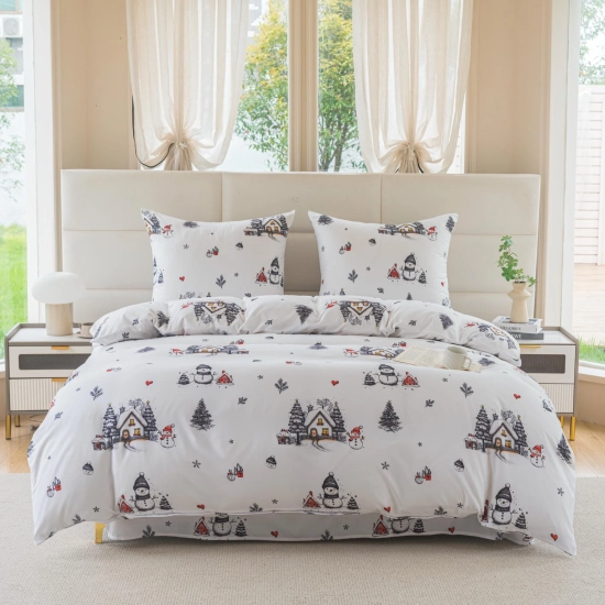Biała pościel świąteczna w zimową wioskę rozłożona na łóżku z pikowanym jasnym zagłówkiem