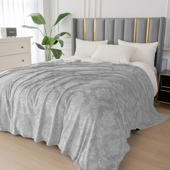 KOC TŁOCZONY NA ŁÓŻKO IMPERIAL MIKROFIBRA 160X200 NARZUTA JASNY SZARY