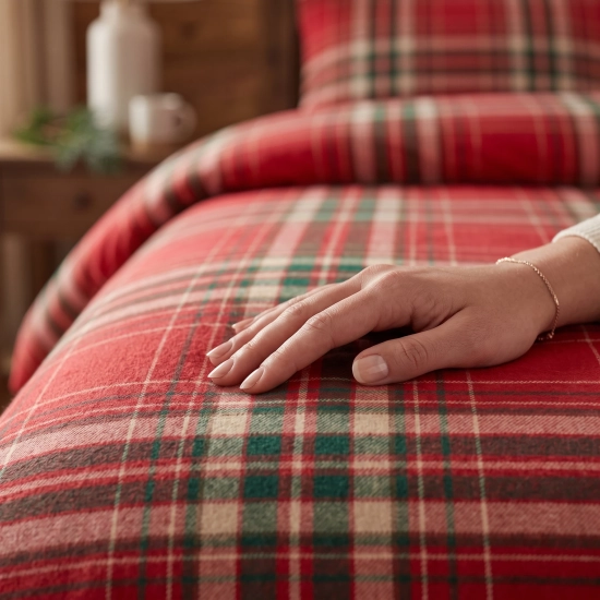 Zbliżenie na miękki materiał satyny bawełnianej z tradycyjnym wzorem czerwono-zielonej kraty tartan