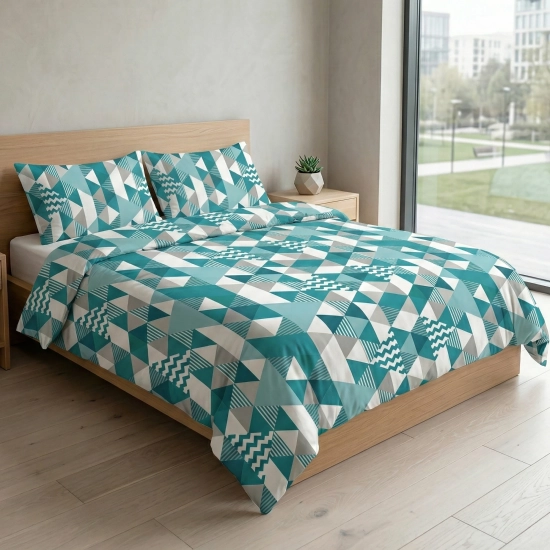 Uśmiechnięta kobieta relaksująca się na łóżku w pościeli w geometryczny wzór z kolekcji Lazurowy Pryzmat