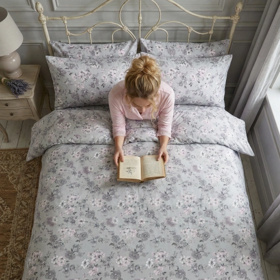 Szara pościel w jasne kwiaty Popielata Flora w romantycznej sypialni polskiej marki J&W