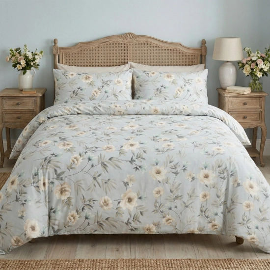 Komplet pościeli w kremowe kwiaty na błękitnym tle w jasnej sypialni