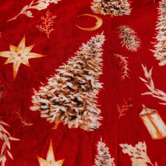 Zbliżenie na splot czerwonej mikrofibry z motywem złotej ośnieżonej choinki, gwiazdy i lampionu