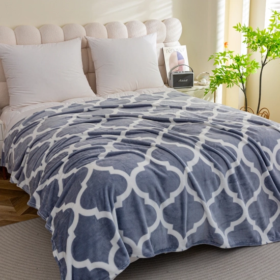 Koc z mikrofibry 160x200 cm we wzory – miękki i ciepły, idealny na kanapę lub łóżko