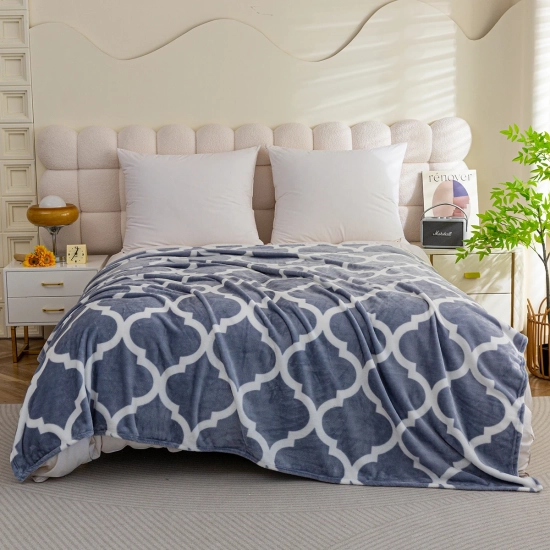 Koc z mikrofibry 160x200 cm we wzory – miękki i ciepły, idealny na kanapę lub łóżkoKoc z mikrofibry 160x200 cm we wzory – miękki i ciepły, idealny na kanapę lub łóżko