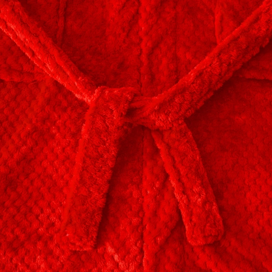 Zbliżenie na szeroki pasek przewiązany w talii na czerwonym szlafroku z miękkiej mikrofibry o strukturze 3D.