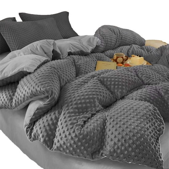 Komplet grafitowej pościeli polarowej miś w kropki minky z poduszkami na białym tle miniaturki