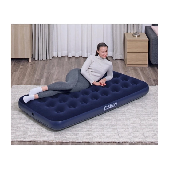 Zbliżenie na welurowe pokrycie materaca Bestway, ukazujące jego miękką teksturę i szwyZbliżenie na welurowe pokrycie materaca Bestway, ukazujące jego miękką teksturę i szwy