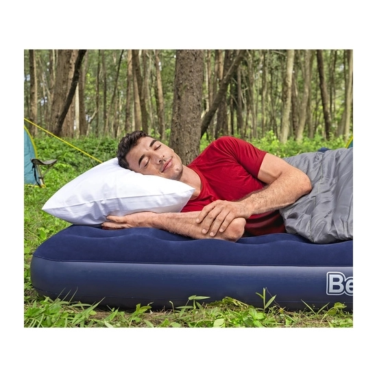 Zbliżenie na welurowe pokrycie materaca Bestway, ukazujące jego miękką teksturę i szwy