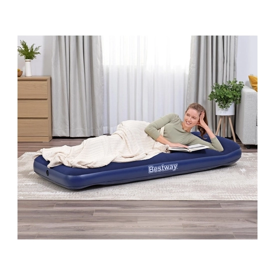 Zbliżenie na welurowe pokrycie materaca Bestway, ukazujące jego miękką teksturę i szwy