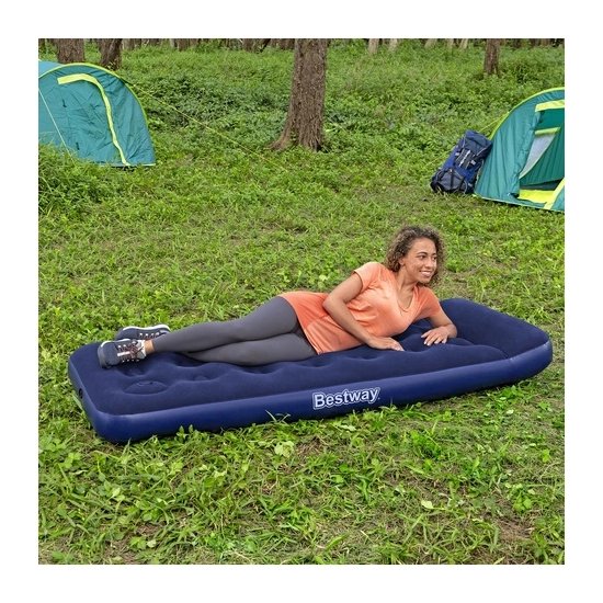 Zbliżenie na welurowe pokrycie materaca Bestway, ukazujące jego miękką teksturę i szwy