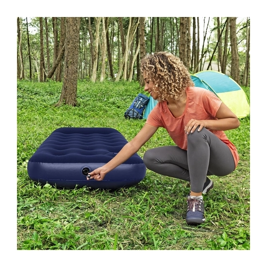 Zbliżenie na welurowe pokrycie materaca Bestway, ukazujące jego miękką teksturę i szwy