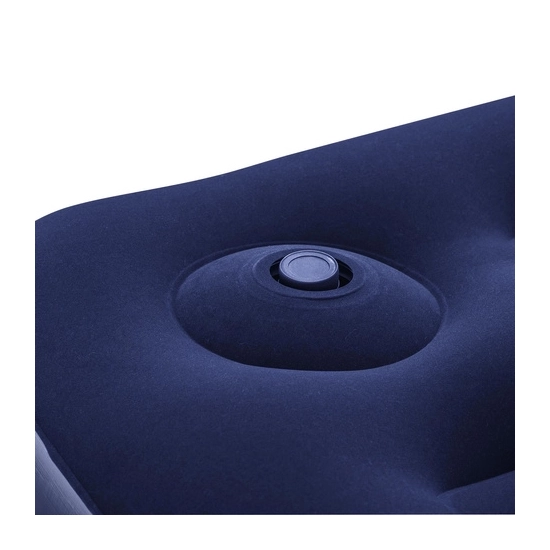 Osoba demonstrująca pompowanie materaca Bestway za pomocą wbudowanej pompki nożnej/ręcznej