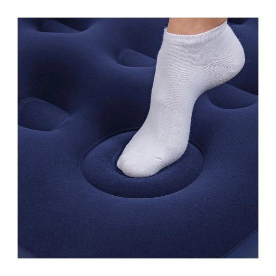 Osoba demonstrująca pompowanie materaca Bestway za pomocą wbudowanej pompki nożnej/ręcznej