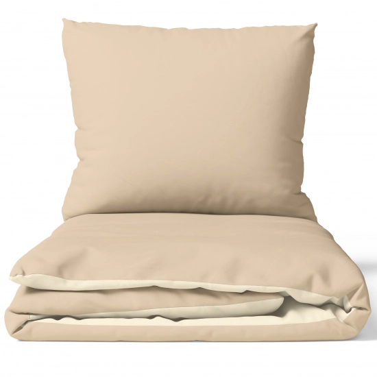 Złożona w kostkę, ekskluzywna pościel dwustronna J&W z bawełny premium w kolorach karmelowym i kremowym.