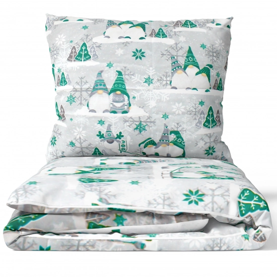 Komplet pościeli J&W Zimowe Skrzaty, złożony estetycznie, by uwydatnić sielski, skandynawski motyw.
