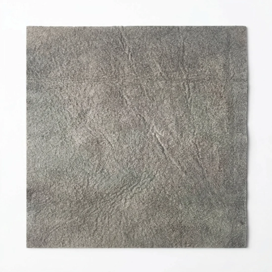 Prostokątna szara magiczna ściereczka z gładkiej mikrofibry do mycia szyb i luster ułożona na płasko