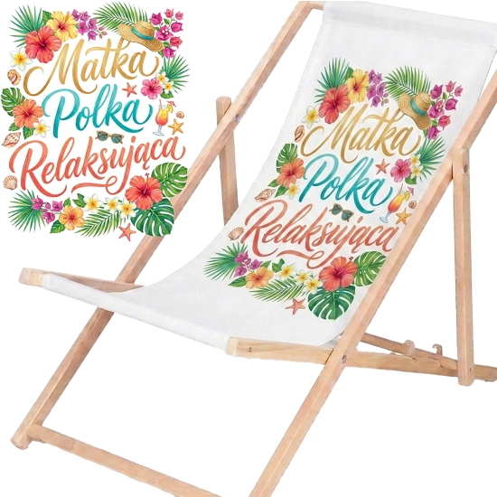 Rozłożony leżak drewniany dla mamy na białym tle obok powiększonej grafiki z egzotycznymi kwiatami i napisem Matka Polka Relaksująca.